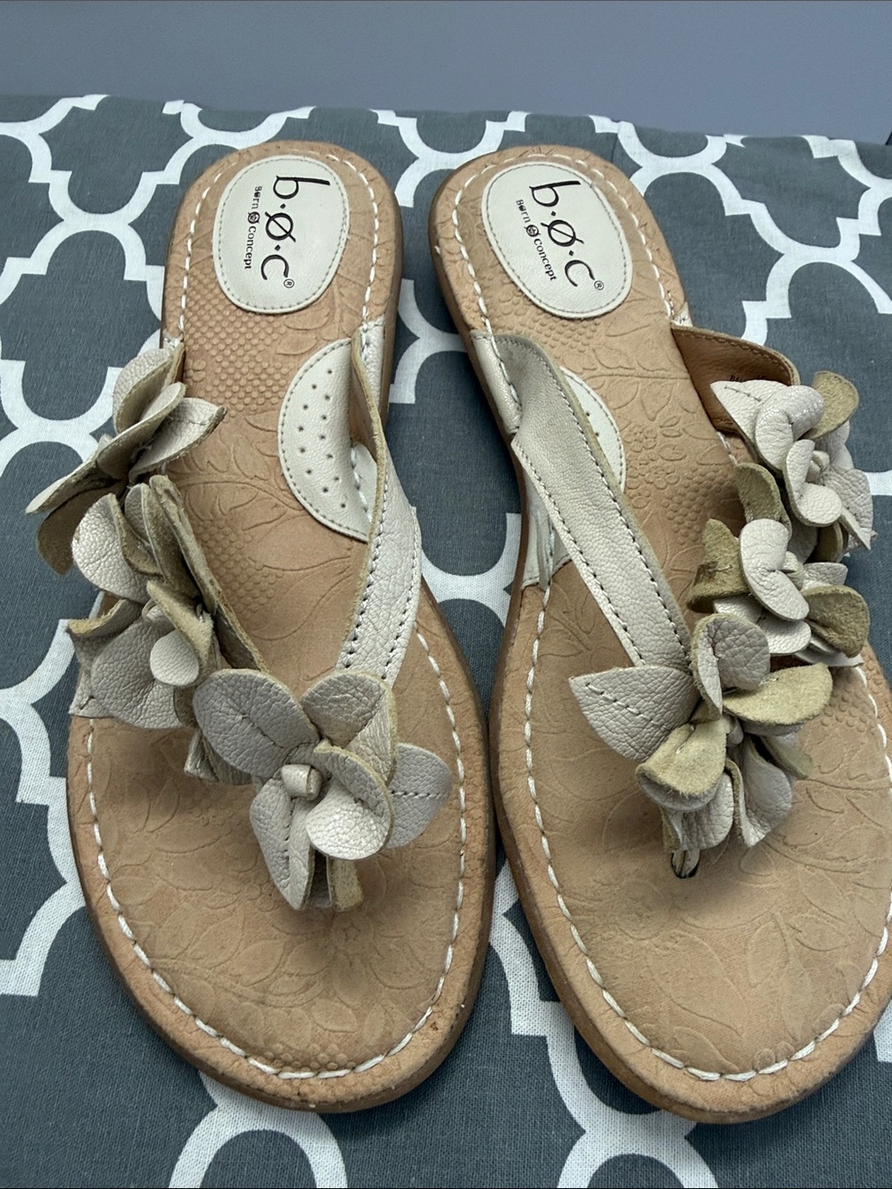b.o.c. Floral Appliqué Tan and Cream Leather Thong Sandals size 8